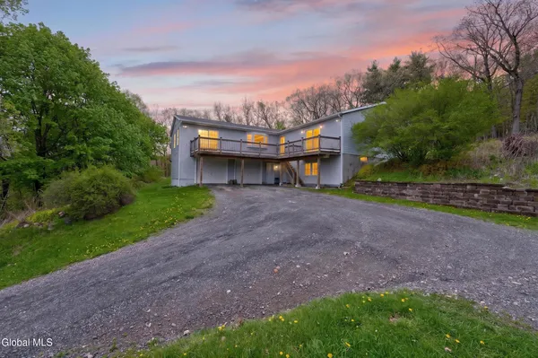 $425,000 | 5 Mohameds Farm Way, North Greenbush, NY 12198
