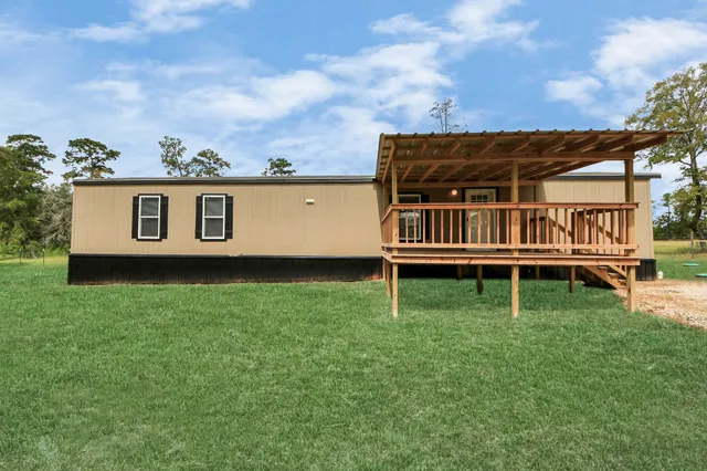 a view of a house with a backyard