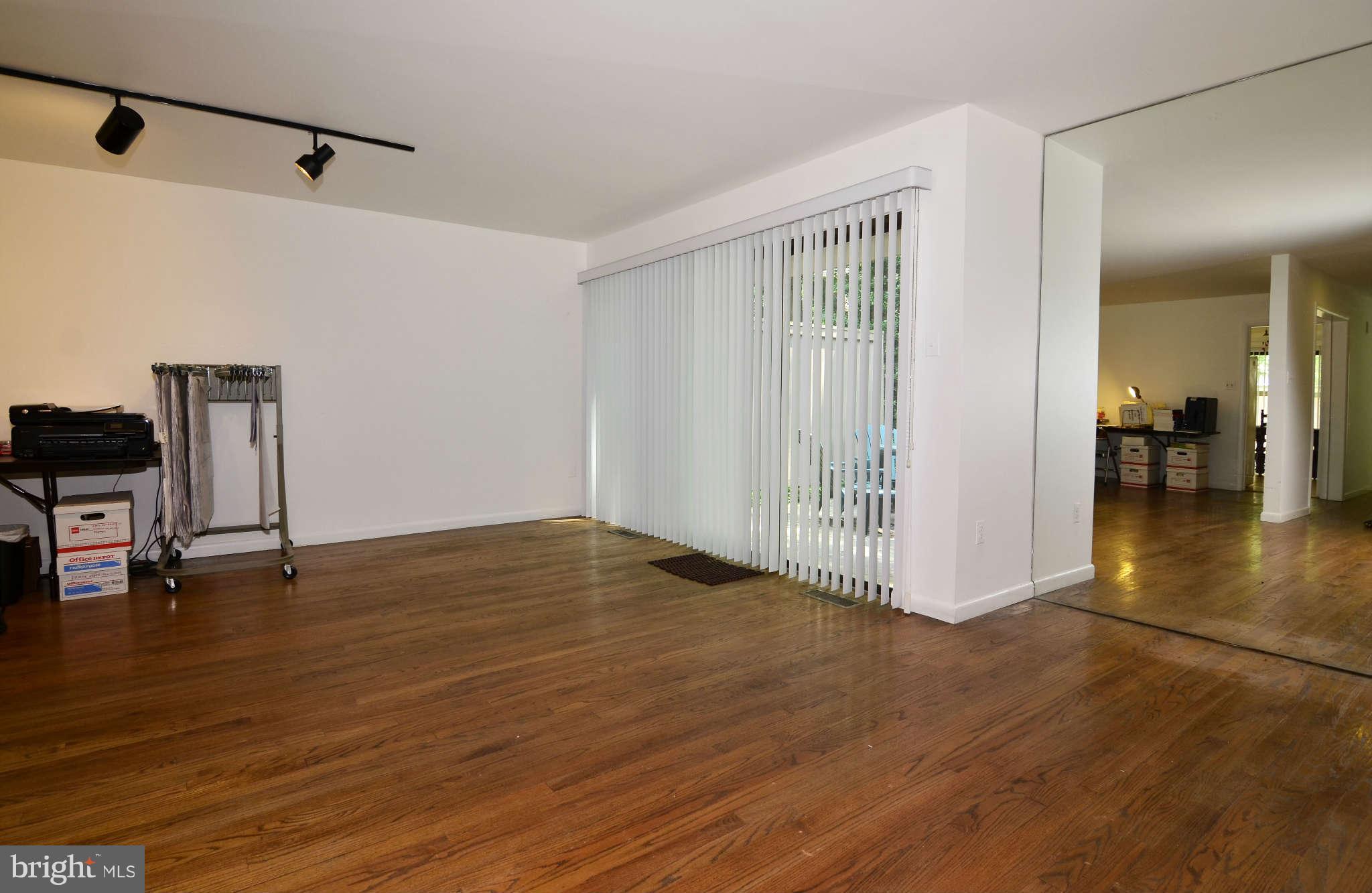 11703 Newbridge Court Reston, VA 20191 - Photo 6 of 25 Living room