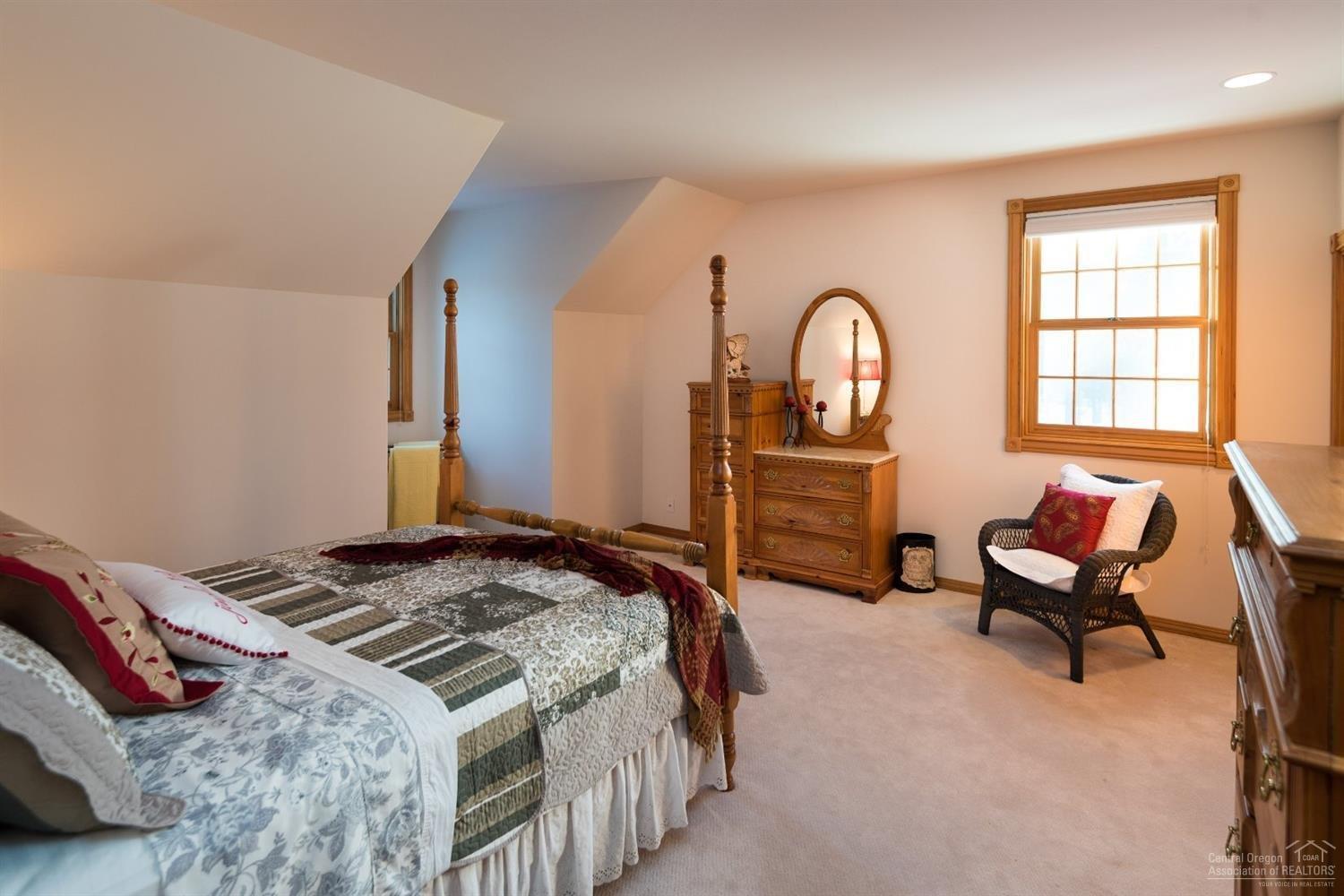 16190 Foothill Loop Sisters, OR 97759 - Photo 18 of 25 Upstairs Guest Room with Attached Bath
