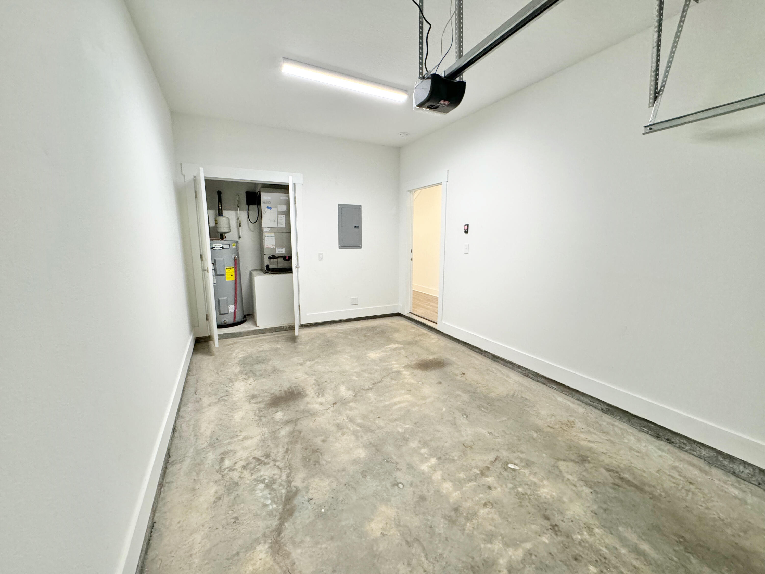 103 Date Palm Lane Freeport, FL 32439 - Photo 8 of 33 en empty room with ceiling fan and window