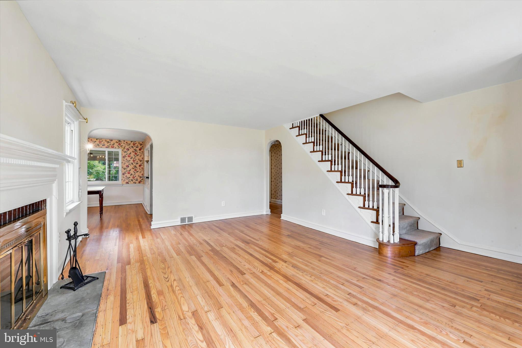 308 Henry Lane Wallingford, PA 19086 - Photo 5 of 36 Living room