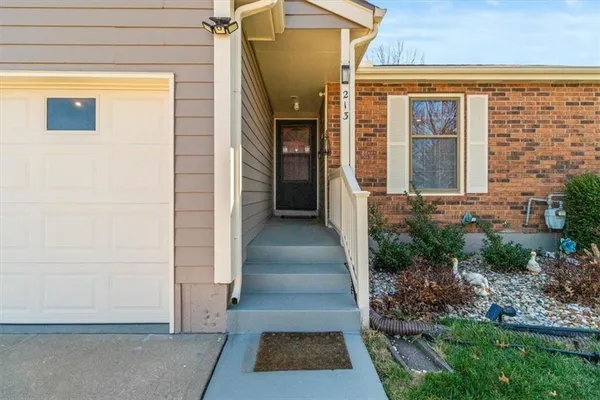 $315,000 | 213 Southeast Ridgeview Drive, Lee's Summit, MO 64063