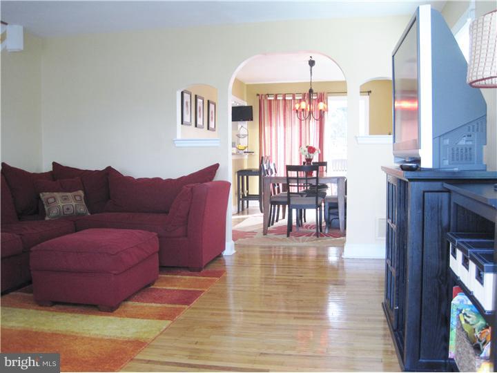 13 Sandy Bank Road Media, PA 19063 - Photo 4 of 24 Living Room