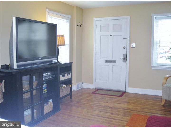 13 Sandy Bank Road Media, PA 19063 - Photo 7 of 24 Living Room