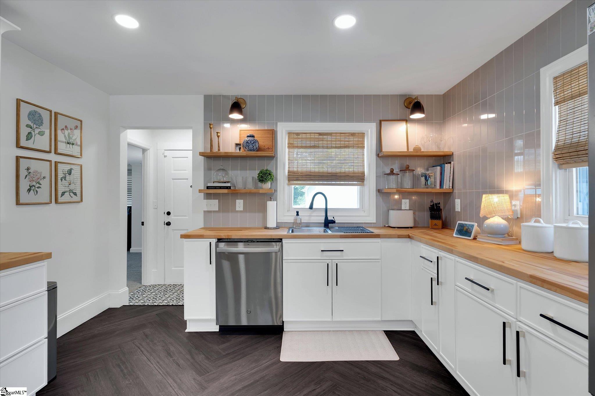 209 Donnan Road Taylors, SC 29687 - Photo 11 of 31