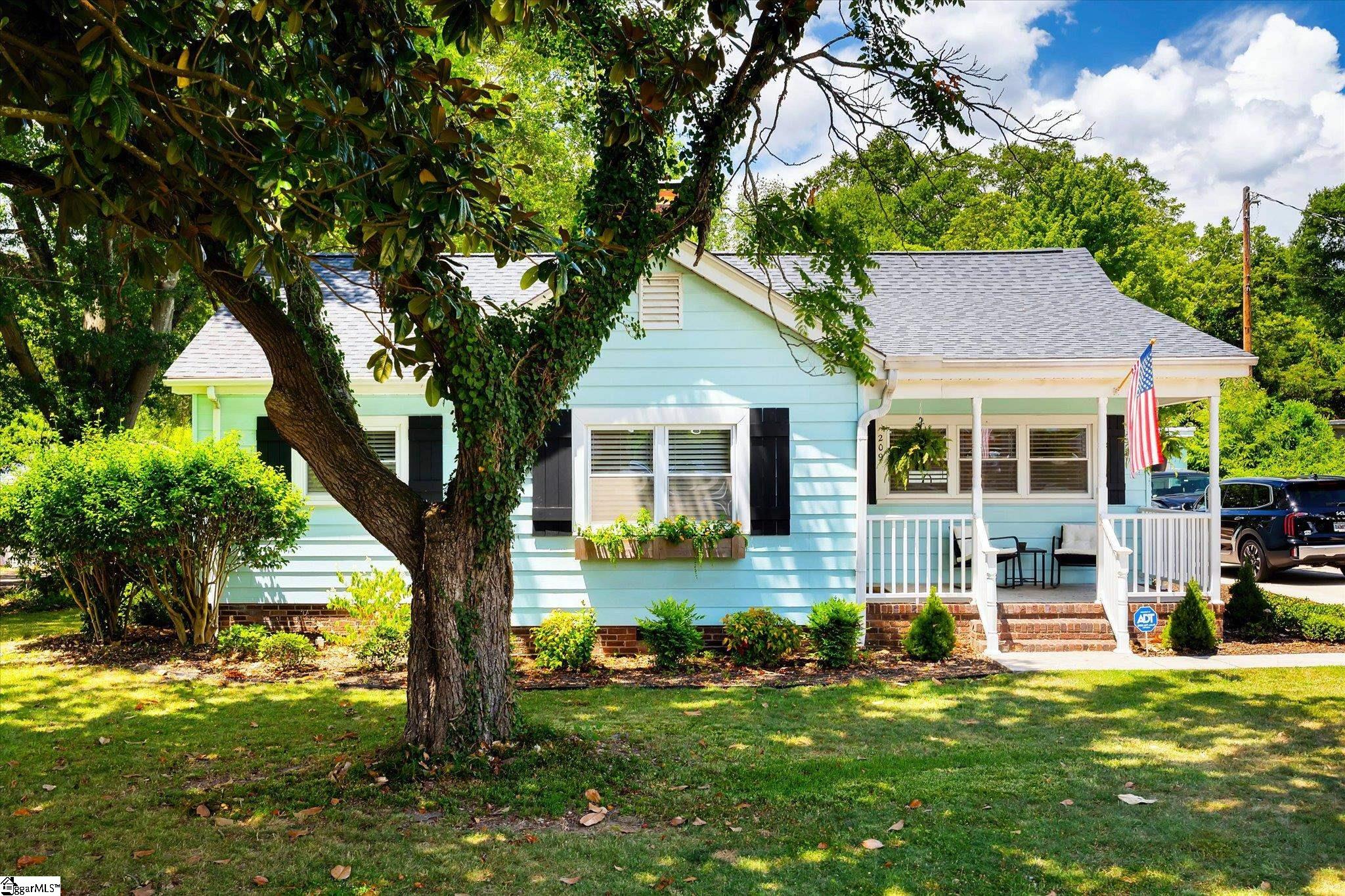 209 Donnan Road Taylors, SC 29687 - Photo 2 of 31