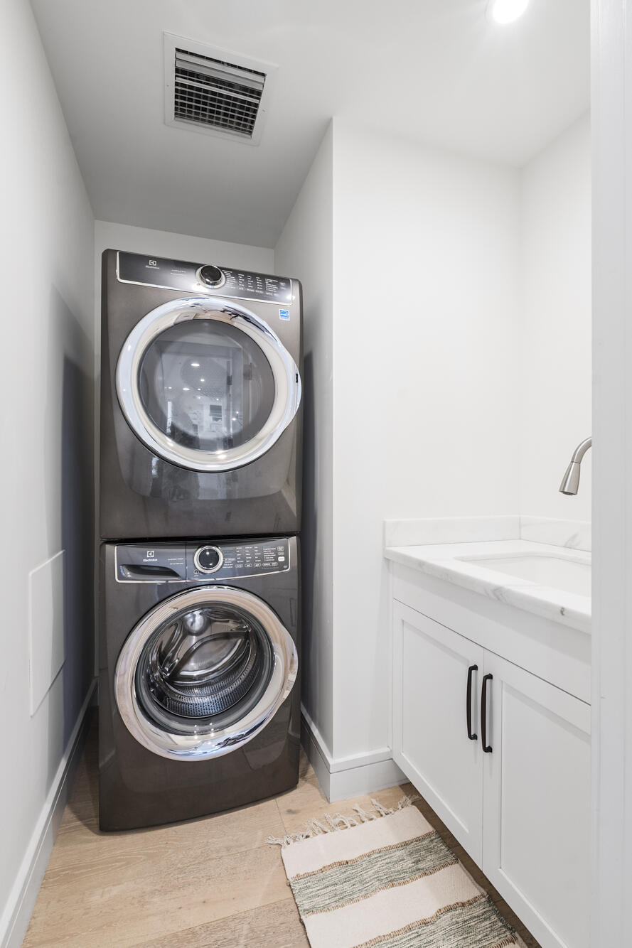 943 Pepperridge Terrace Boca Raton, FL 33486 - Photo 73 of 85 Laundry Room w/ Sink