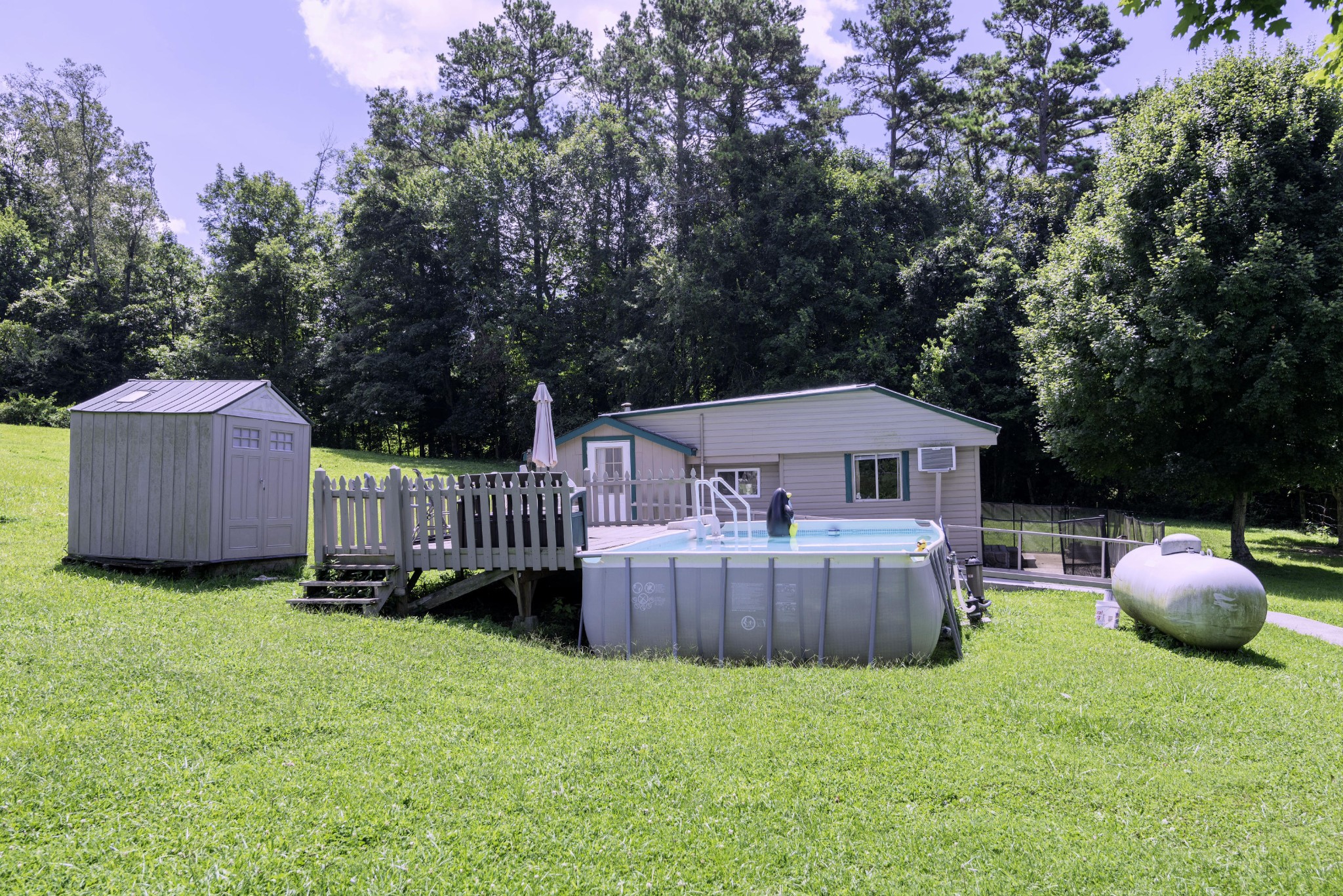 1405 Sweetwater Road Philadelphia, TN 37846 - Photo 4 of 28 a backyard of a house with table and chairs