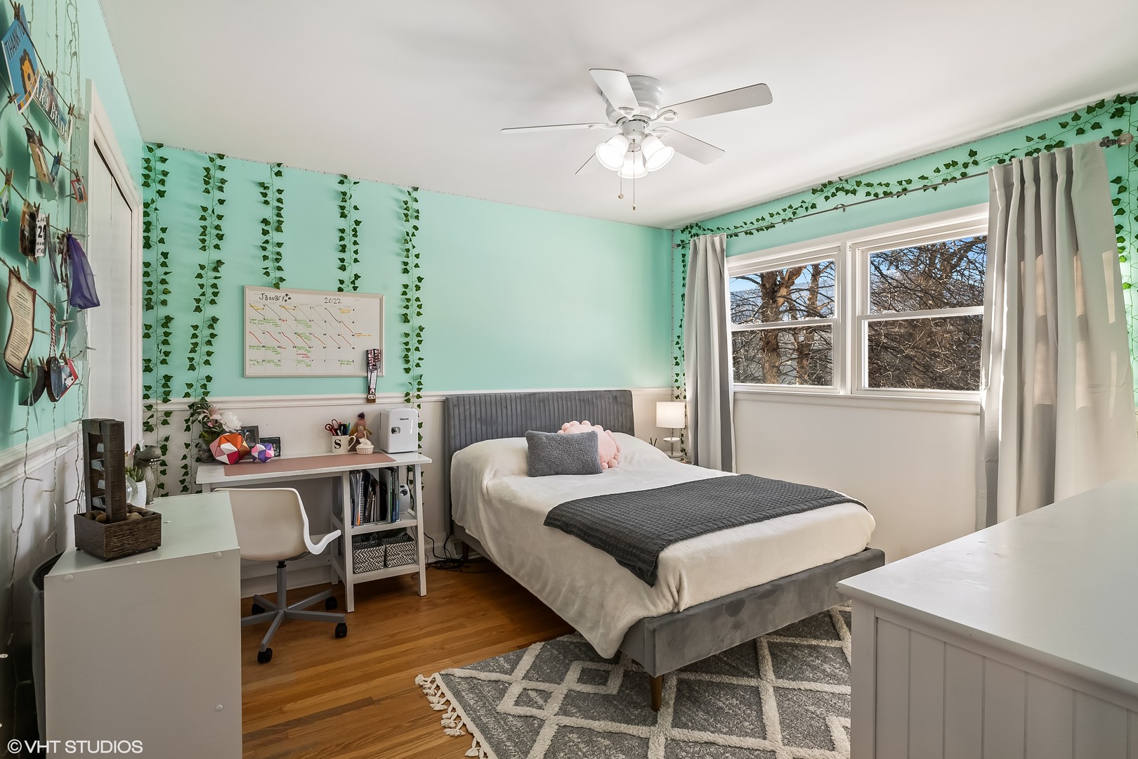 637 Second Avenue Libertyville, IL 60048 - Photo 12 of 22 a living room with furniture and a large window