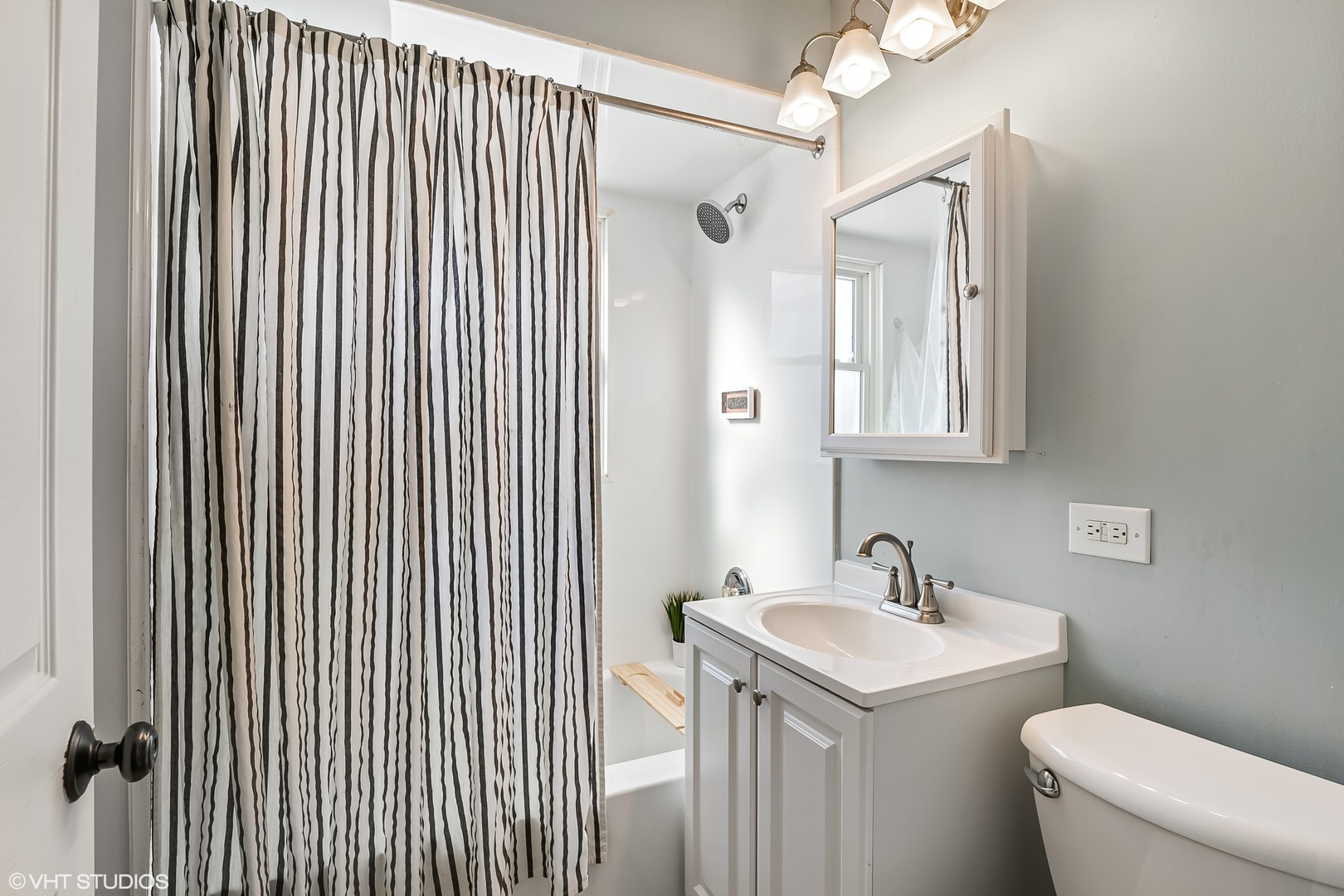 637 Second Avenue Libertyville, IL 60048 - Photo 14 of 22 a bathroom with a sink a toilet and mirror