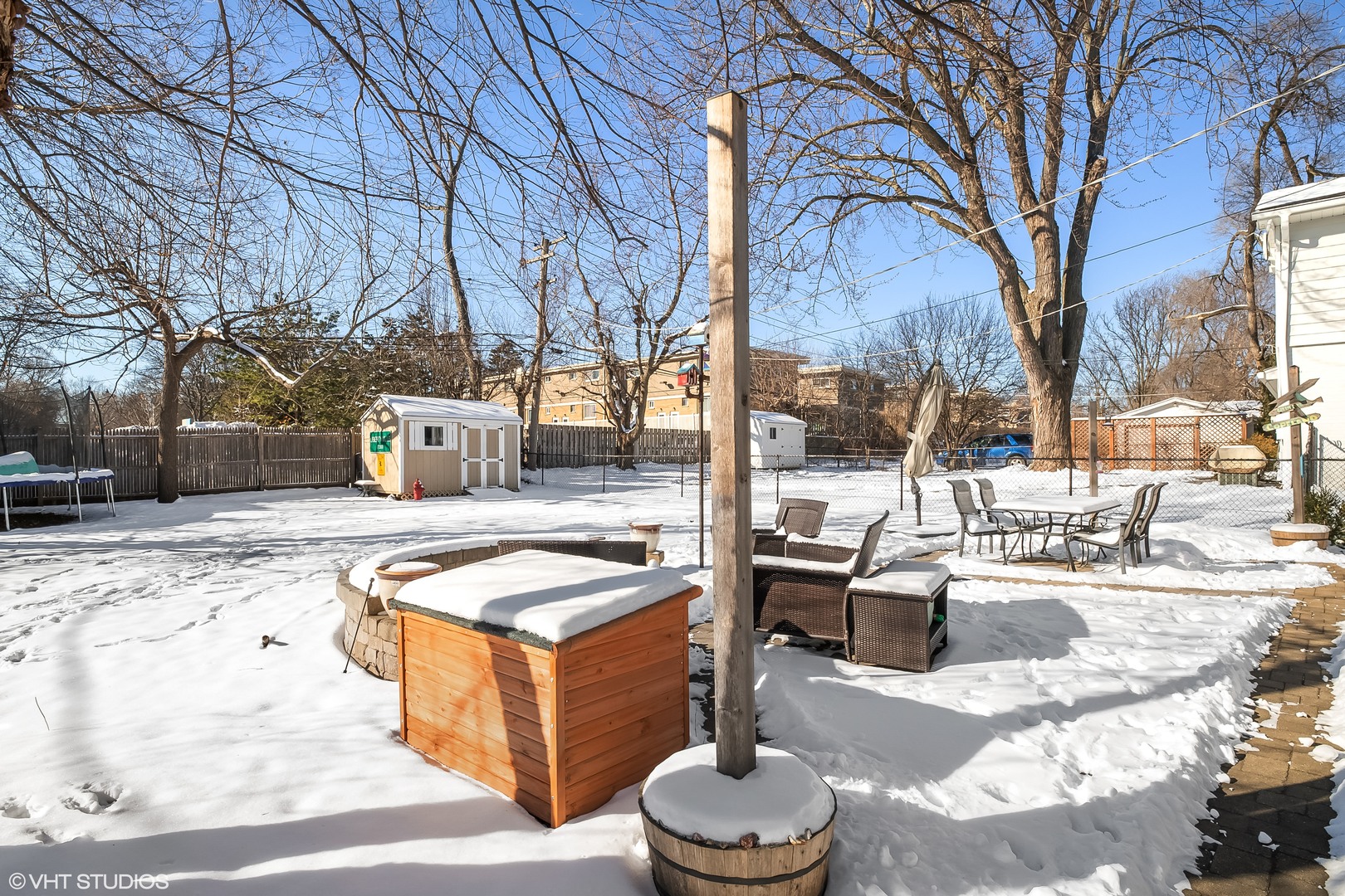 637 Second Avenue Libertyville, IL 60048 - Photo 20 of 22 a outdoor space with lots of white furniture