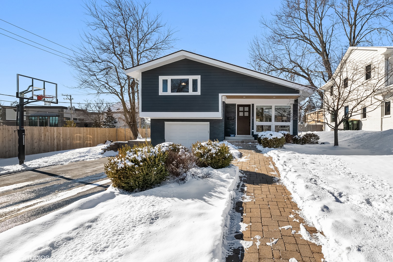 637 Second Avenue Libertyville, IL 60048 - Photo 2 of 22 a front view of a house with a yard