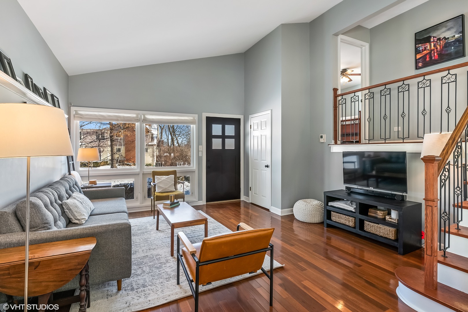 637 Second Avenue Libertyville, IL 60048 - Photo 4 of 22 a living room with furniture and a fireplace