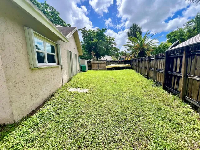 a view of back yard of the house