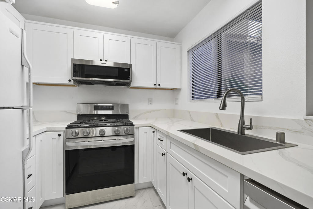 2304 Archwood Lane, Unit 92 Simi Valley, CA 93063 - Photo 2 of 24