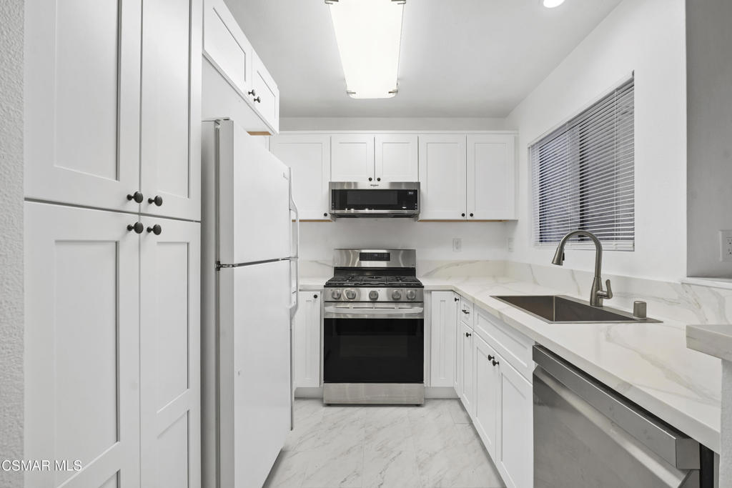 2304 Archwood Lane, Unit 92 Simi Valley, CA 93063 - Photo 3 of 24