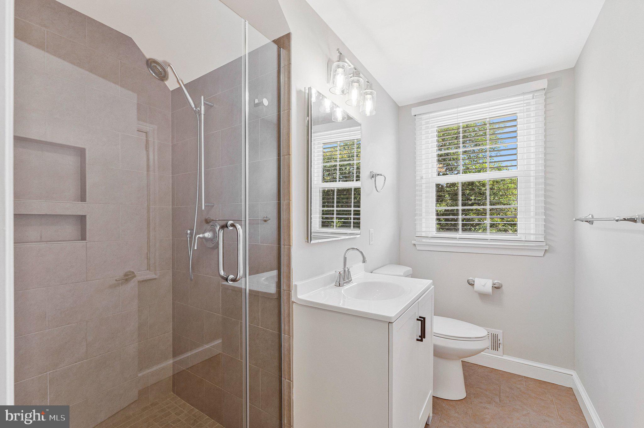 6015 Backlick Road Springfield, VA 22150 - Photo 14 of 30 Primary En-Suite Bathroom