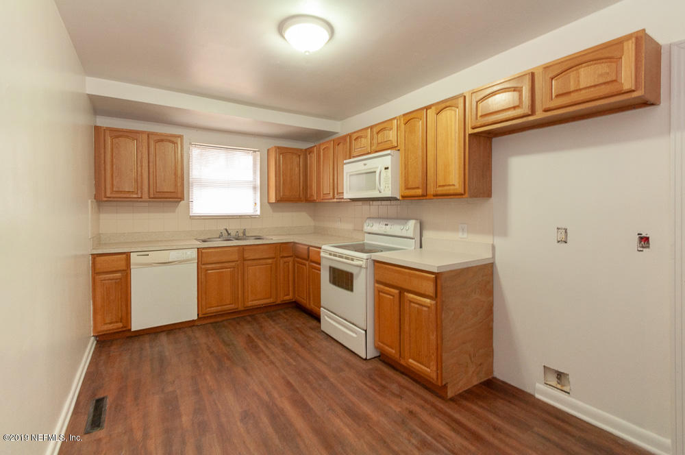 1672 Bartram Road Jacksonville, FL 32207 - Photo 5 of 20 Kitchen