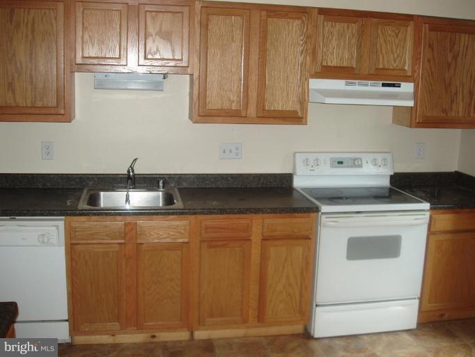9135 Centerway Road Gaithersburg, MD 20879 - Photo 4 of 5 Kitchen