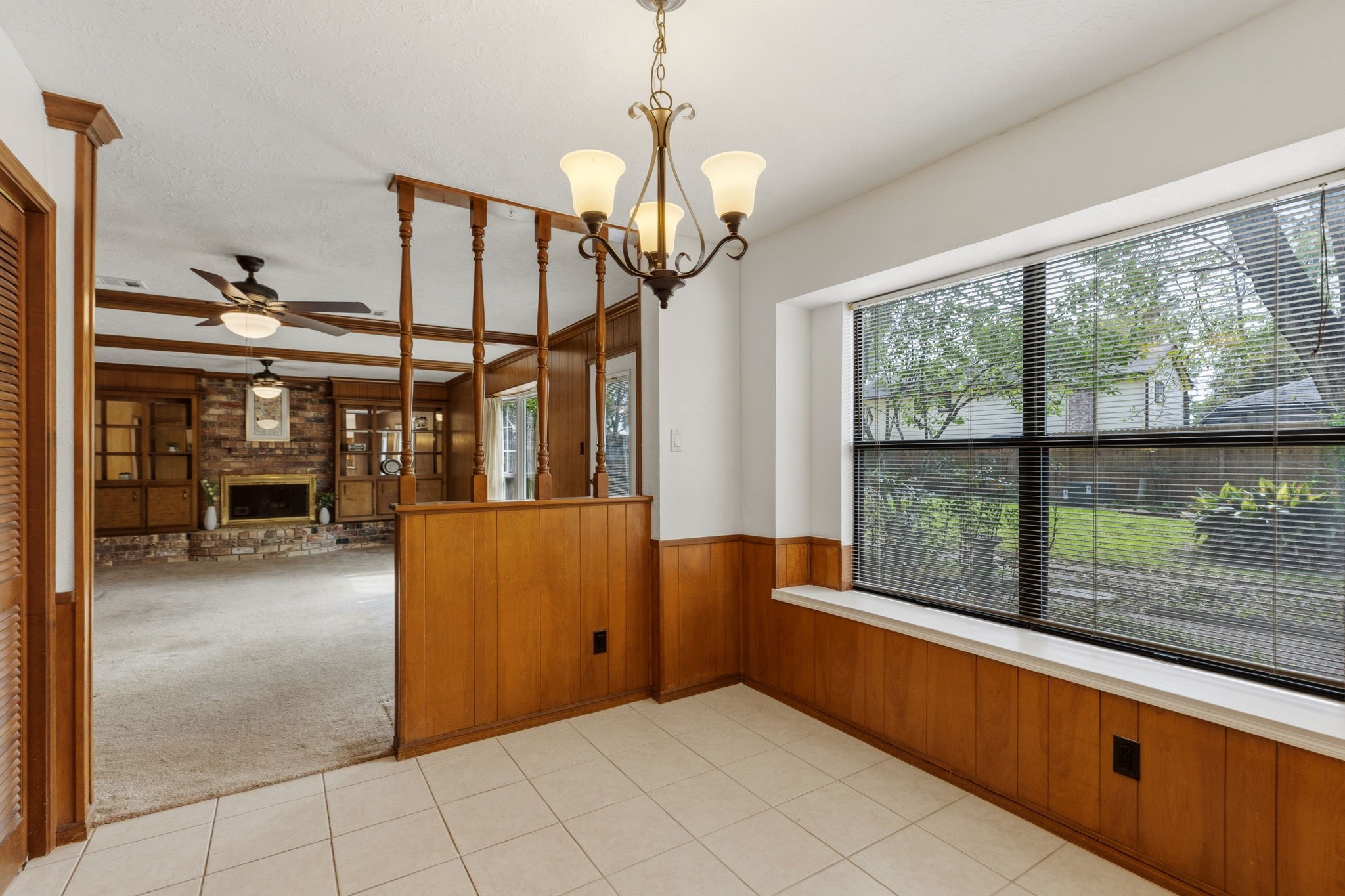 17507 Oxhill Court Spring, TX 77388 - Photo 12 of 44 The breakfst area has a bench seat in front of the window.