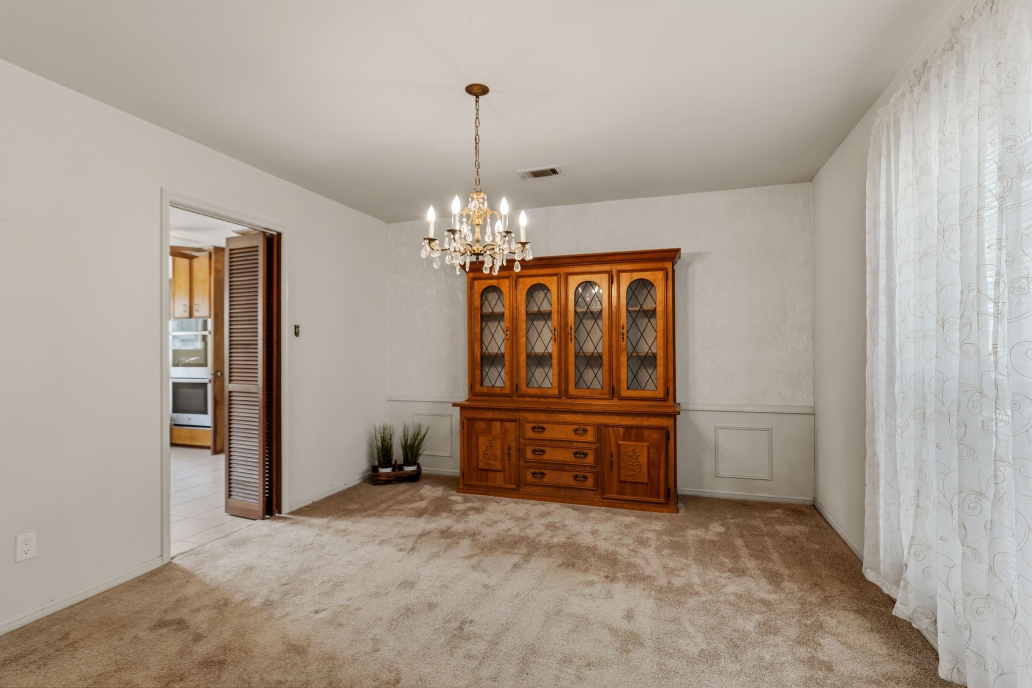 17507 Oxhill Court Spring, TX 77388 - Photo 19 of 44 The dining room is just off the kitchen!