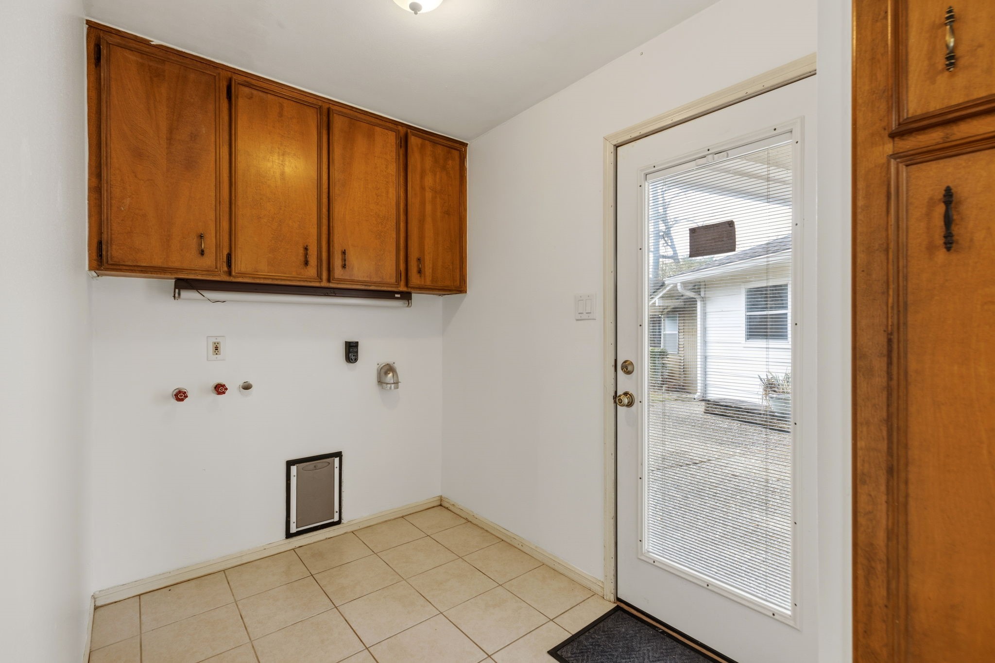 17507 Oxhill Court Spring, TX 77388 - Photo 20 of 44 The utility room provides another entry into the backyard, and it connects to the detached garage via a covered walkway.