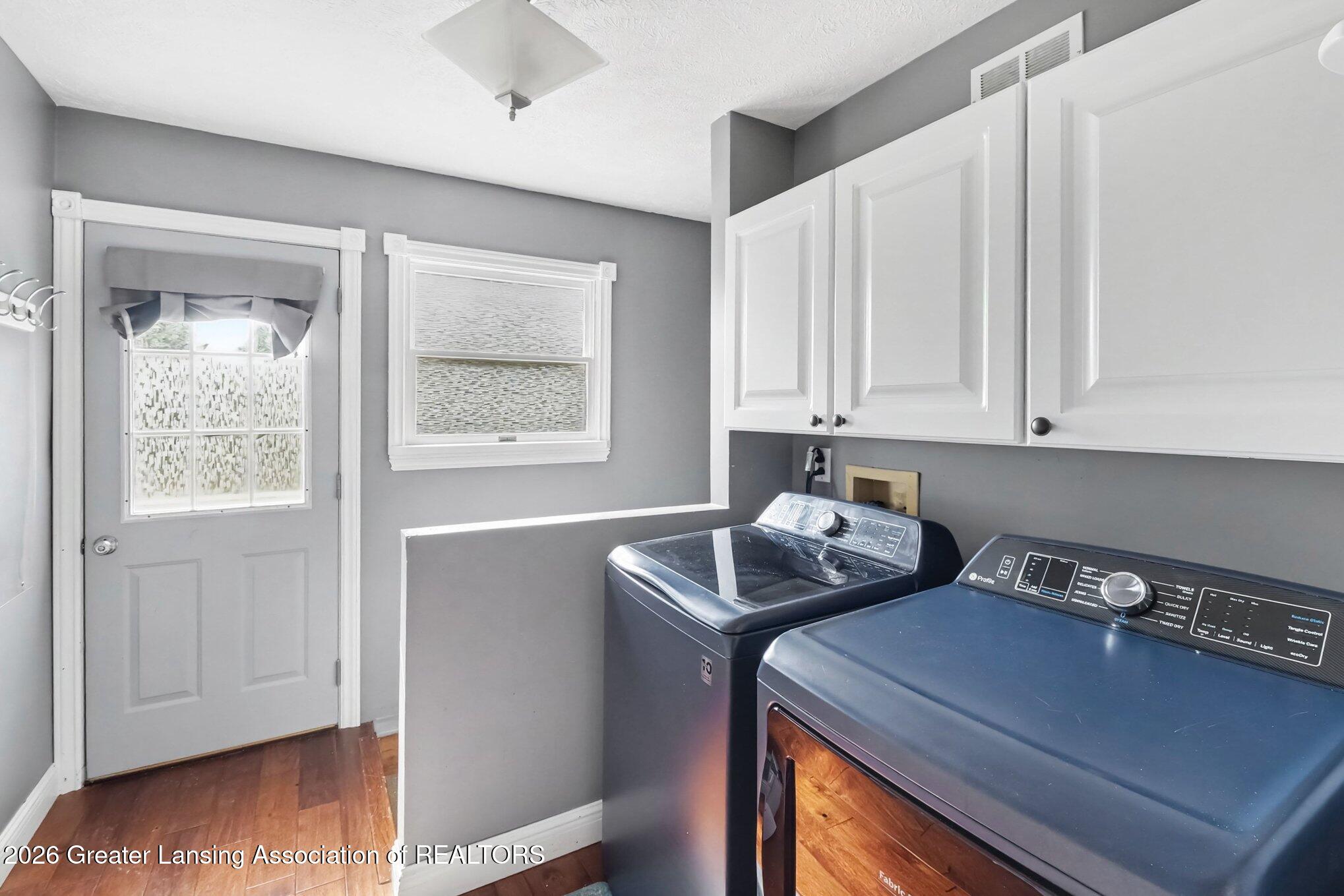 5490 West Howe Road Dewitt, MI 48820 - Photo 19 of 29 Laundry room