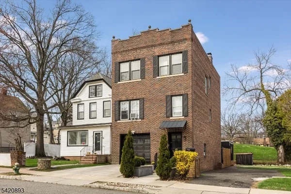 $2,900 | 43 Pleasant Way, Unit 2, Montclair, NJ 07042