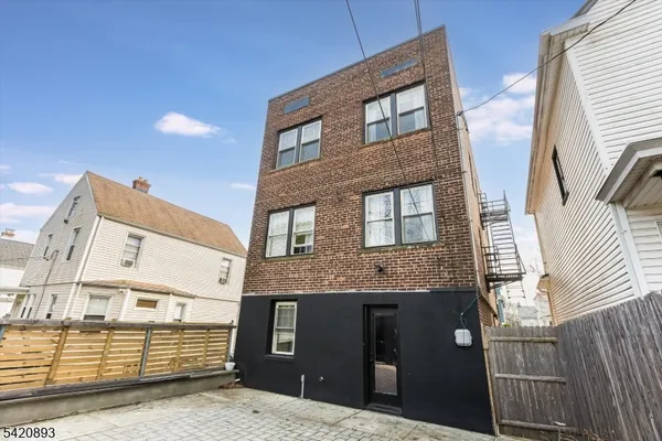 $2,900 | 43 Pleasant Way, Unit 2, Montclair, NJ 07042