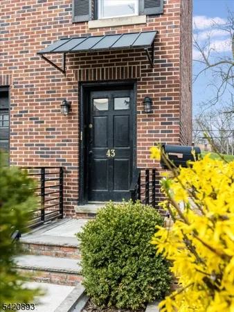 $2,900 | 43 Pleasant Way, Unit 2, Montclair, NJ 07042