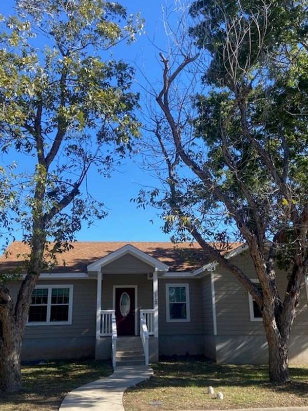 112 Palmo Drive Luling, TX 78648 - Photo 3 of 24 a front view of a house with a tree