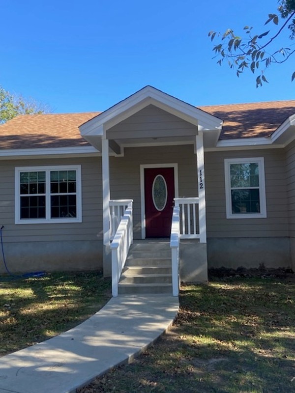 112 Palmo Drive Luling, TX 78648 - Photo 4 of 24 a front view of a house with garden