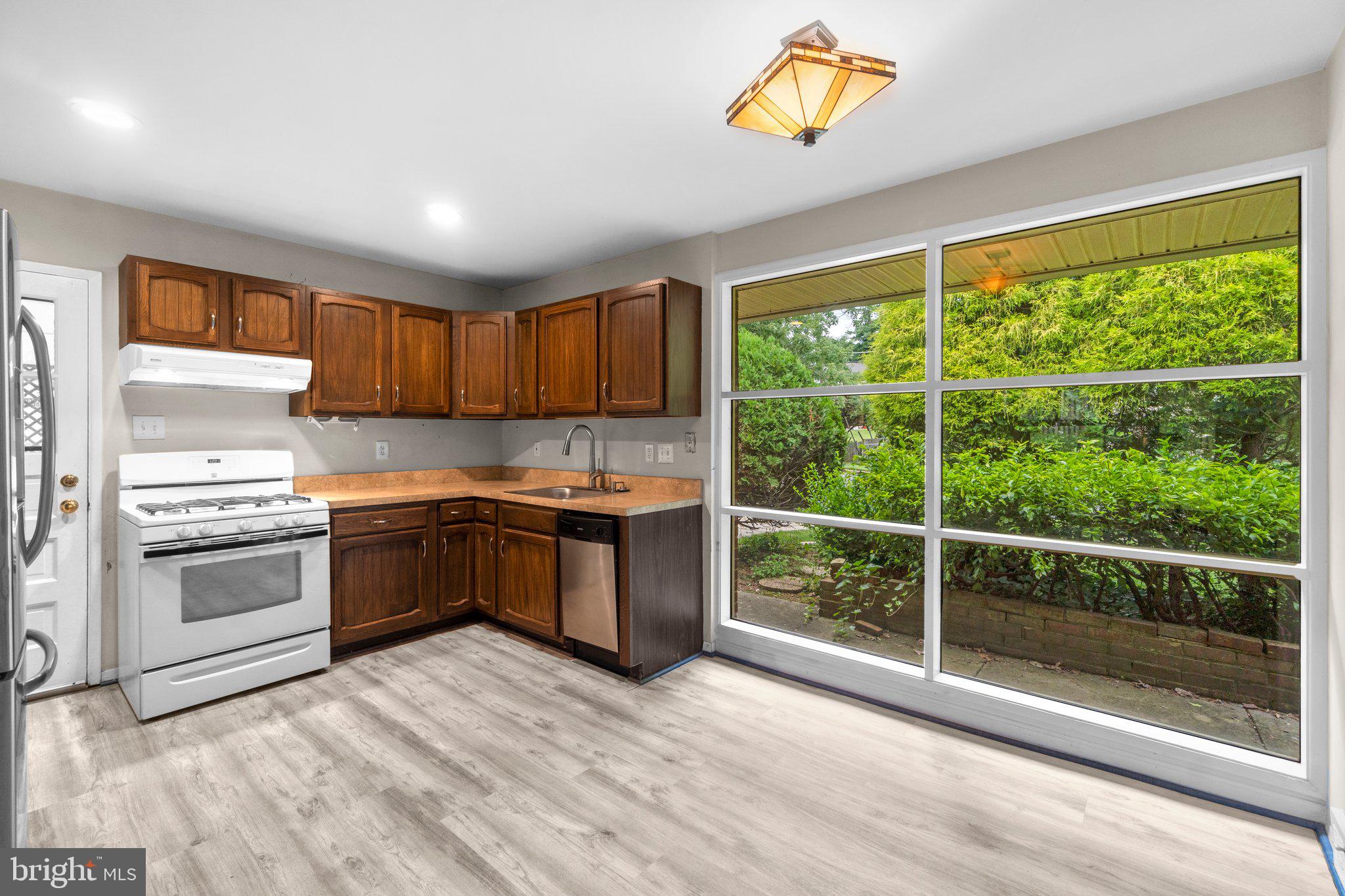 7303 Foxe Place Springfield, VA 22151 - Photo 6 of 38 Sun Soaked Kitchen
