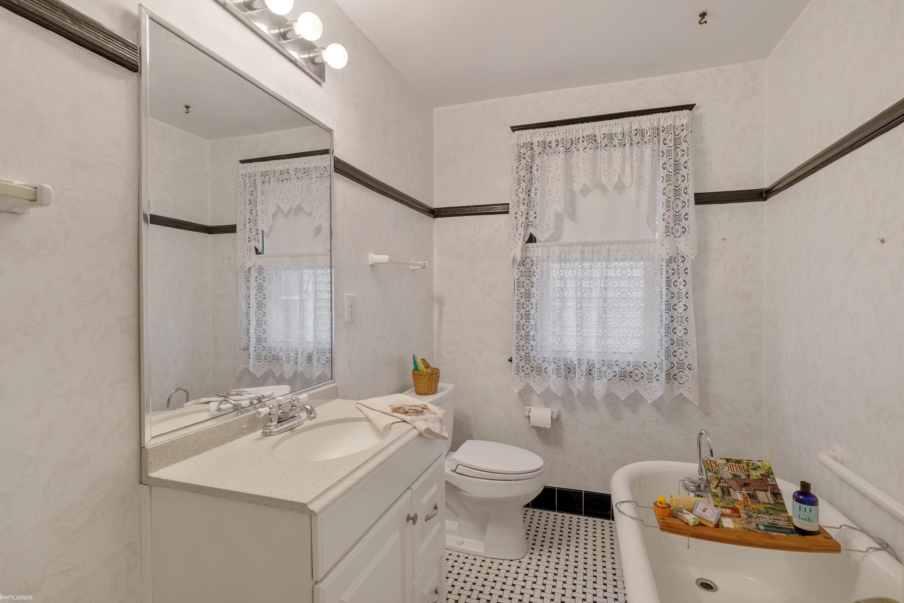 1081 Lakepointe Street Grosse Pointe Park, MI 48230 - Photo 22 of 48