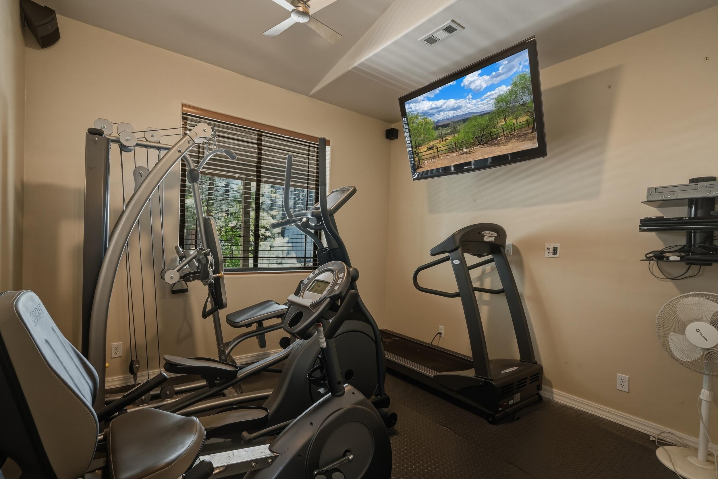 1233 Merzville Road Forest Lakes, AZ 85931 - Photo 26 of 39 a view of a room with gym equipment