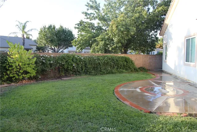 a view of a backyard