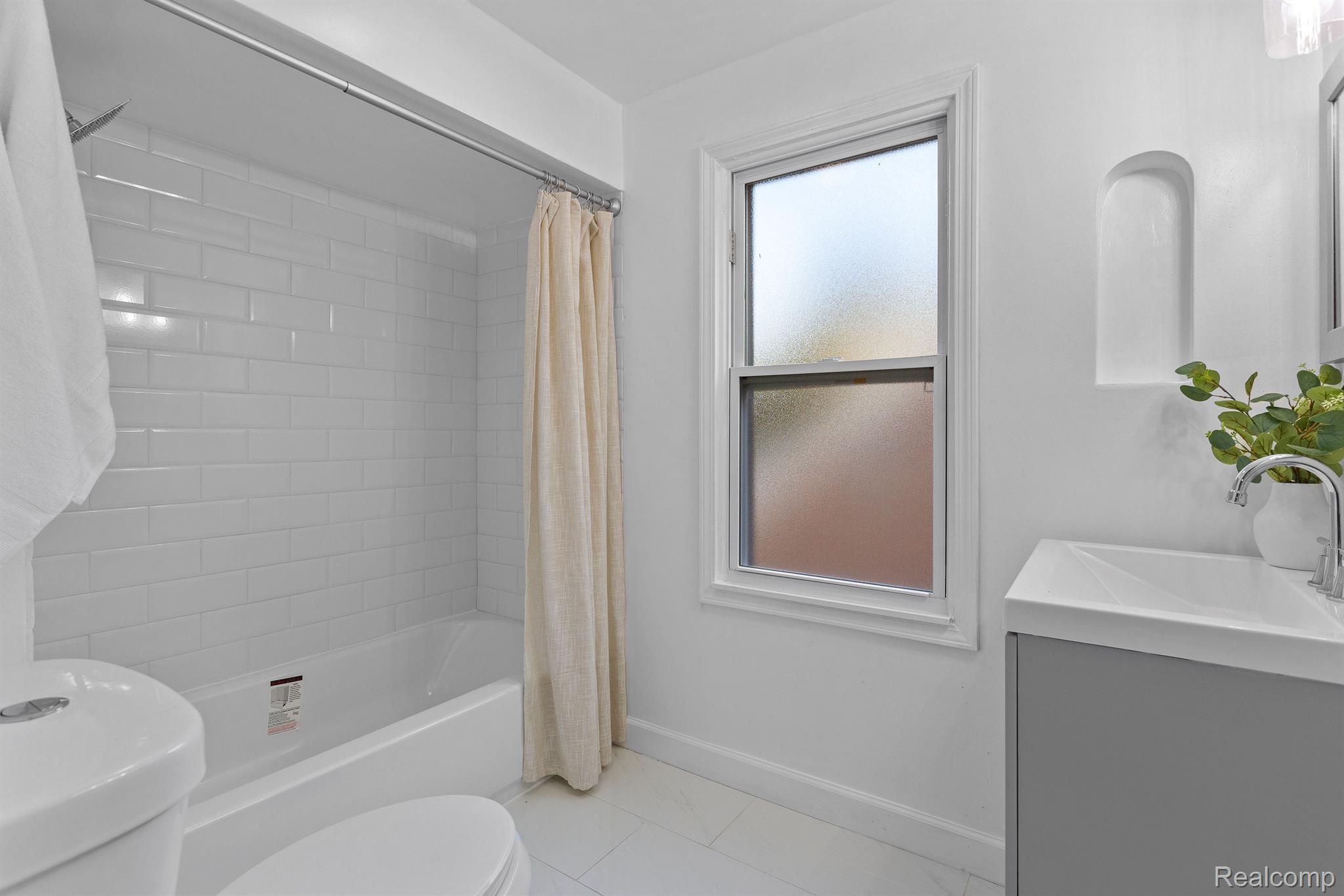15043 Greenview Road Detroit, MI 48223 - Photo 19 of 41 Gallery Image 19