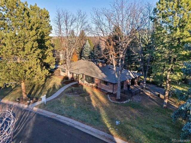 a view of a houses with yard