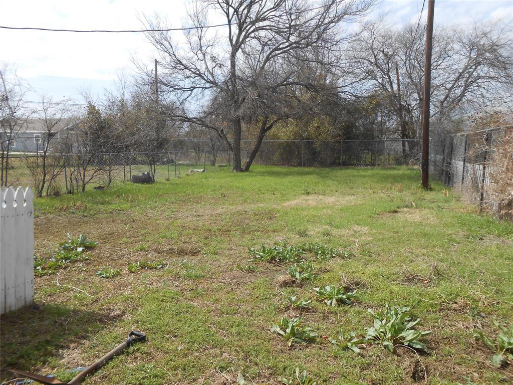 4304 South Cravens Road Fort Worth, TX 76119 - Photo 20 of 21 View of yard