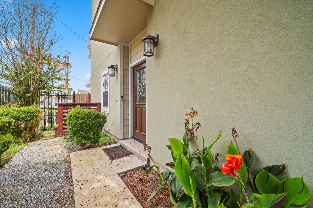 1128 West 26th Street Houston, TX 77008 - Photo 4 of 48 Front door entrance