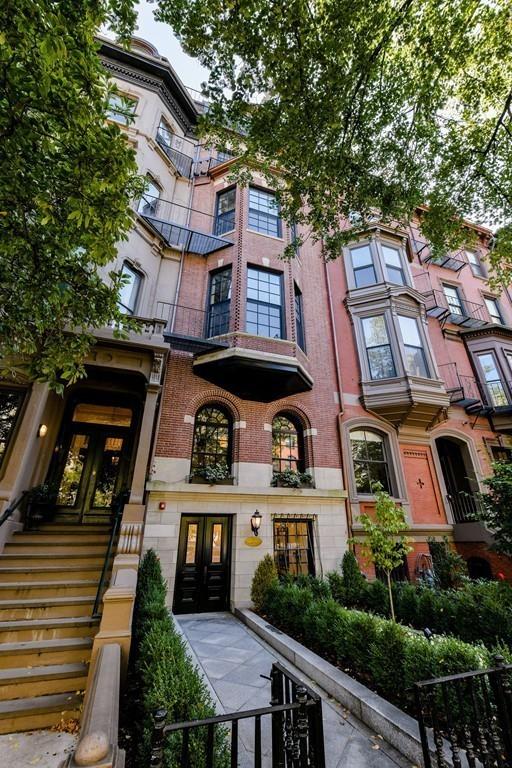 175 Beacon Street Boston, MA 02116 - Photo 2 of 35 a front view of a residential apartment building with a yard