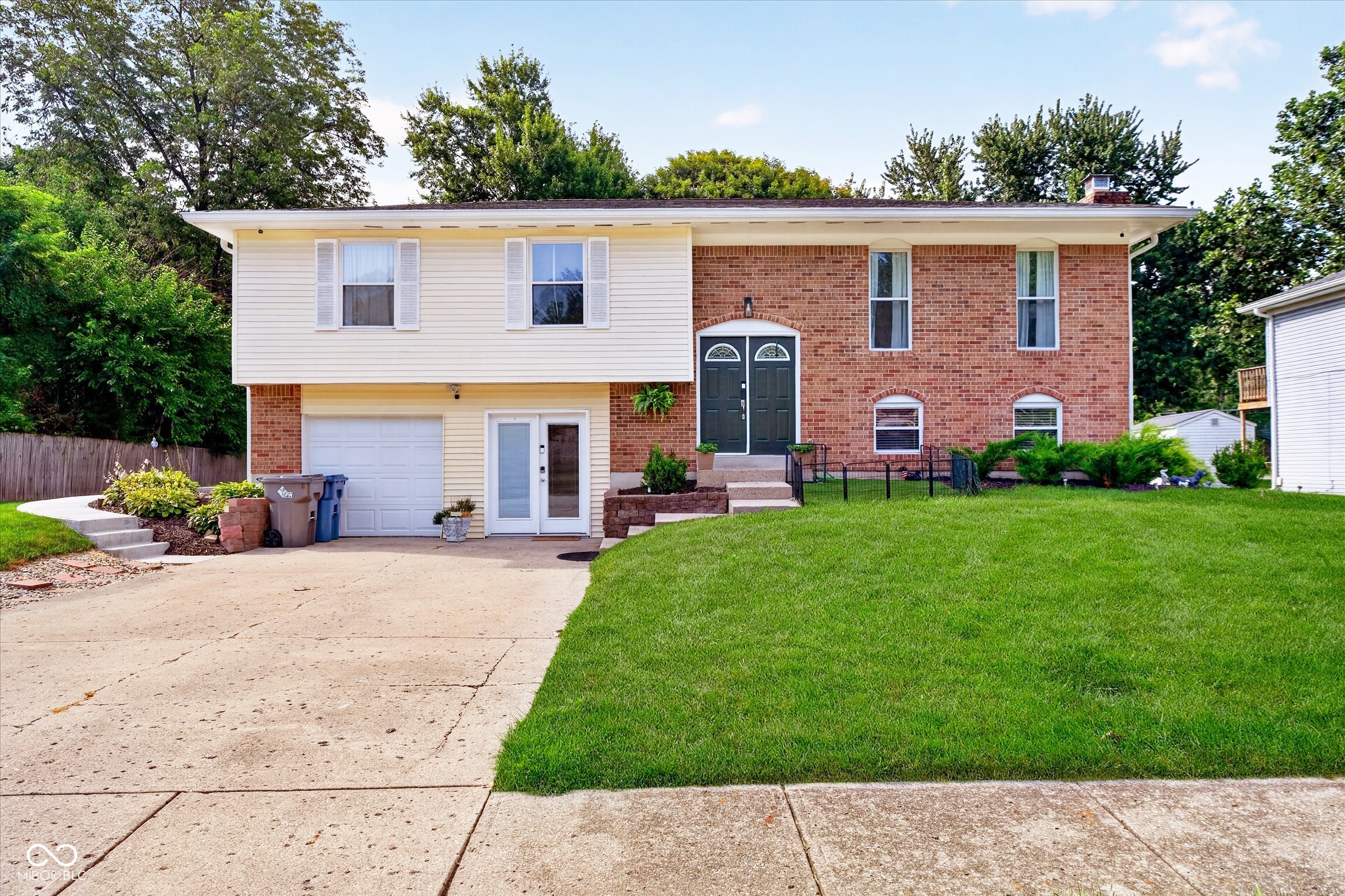 8205 Castleton Boulevard Indianapolis, IN 46256 - Photo 2 of 40