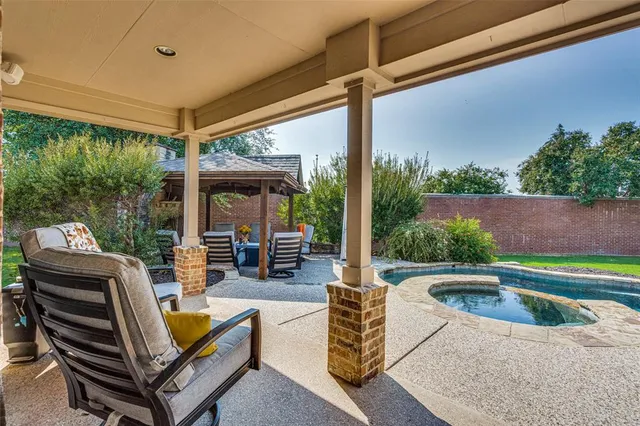 a view of a house with backyard and a tree