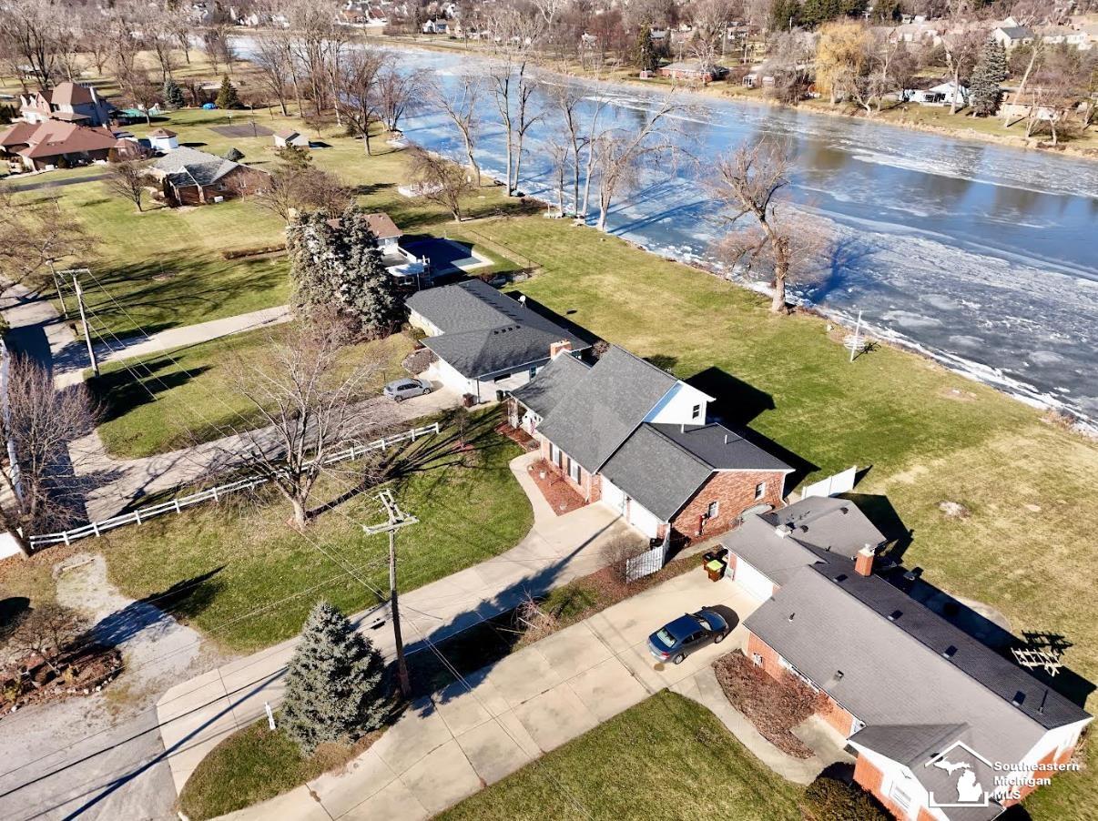 1880 Riviera Drive Monroe, MI 48161 - Photo 4 of 32 50166107-6545fea7-a3a1-40a0-92c5-fad309c24192.JPG