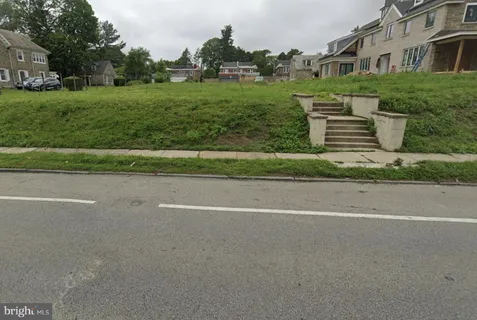 a view of a house with a big yard