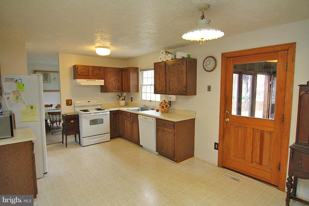 202 Rector Street Sterling, VA 20164 - Photo 12 of 30 Kitchen