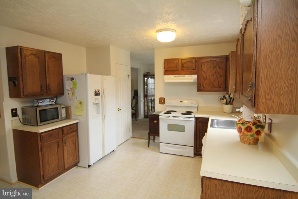 202 Rector Street Sterling, VA 20164 - Photo 13 of 30 Kitchen