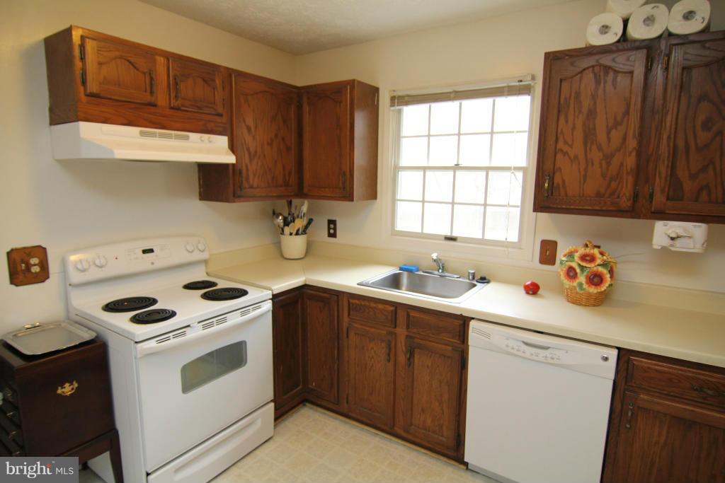 202 Rector Street Sterling, VA 20164 - Photo 14 of 30 Kitchen