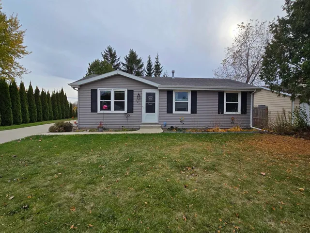 $230,000 | 807 Linden Avenue East, Manitowoc, WI 54220